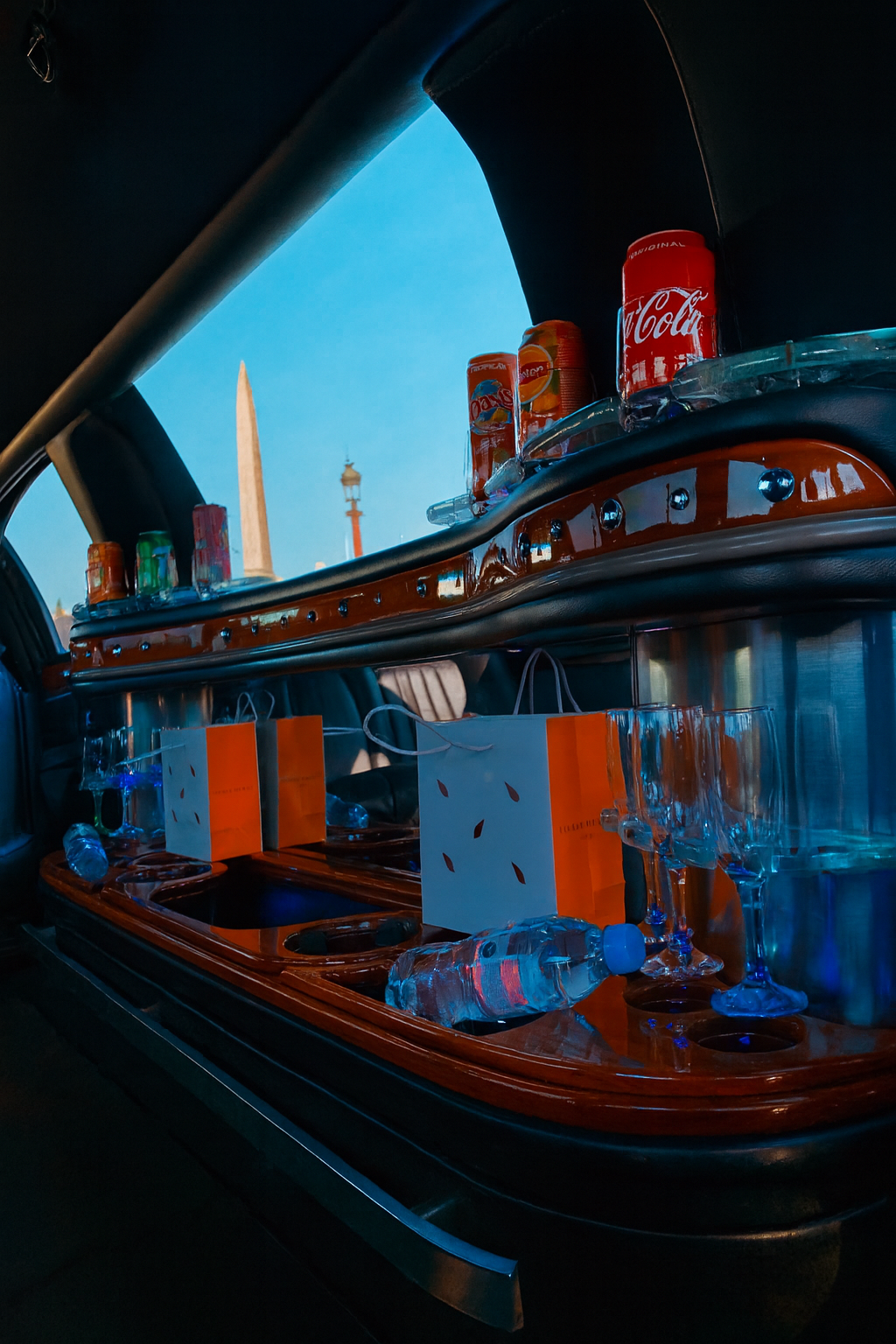 Bar intérieur de la limousine – verres et rafraîchissements